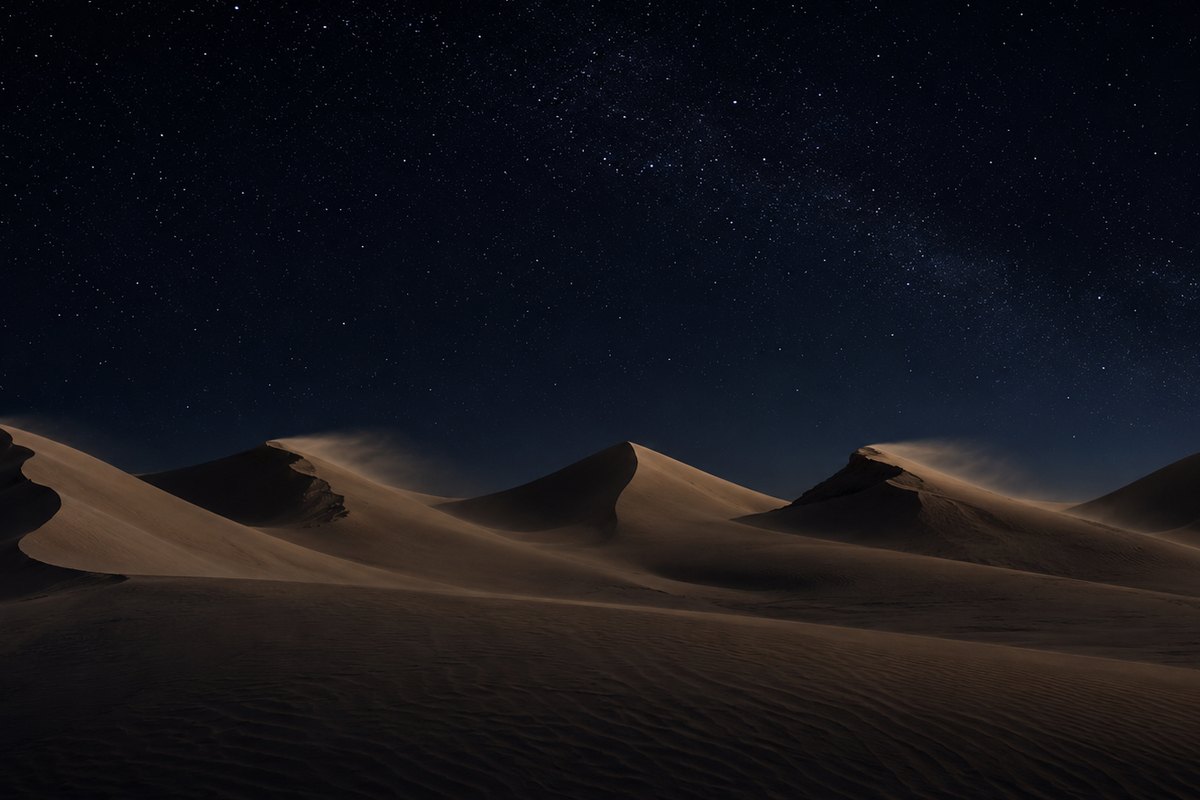 Sandkämme in einer Reihe bei Nacht, zwei vom Wind geschnitten, ohne Figuren