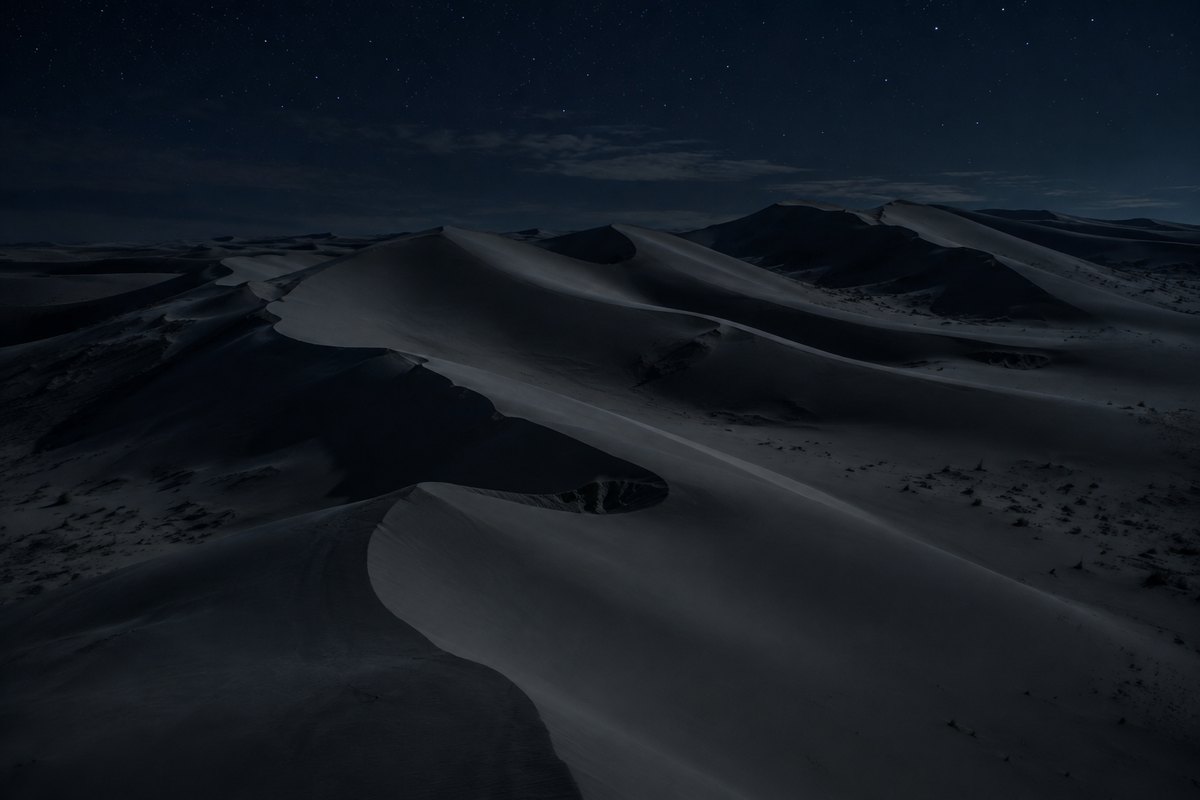 Fünf Dünenkämme bei Nacht, zwei vom Wind geschnitten, ohne Ziffern